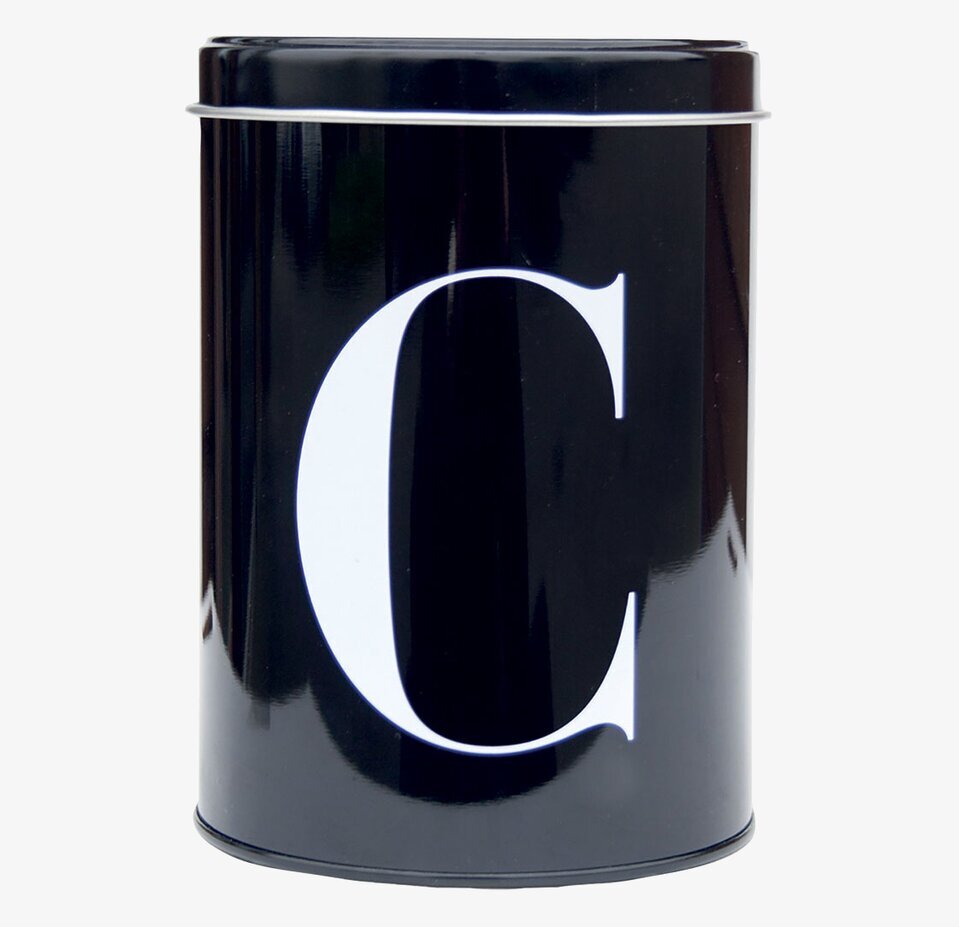 Plåtburk C från Nicolas Vahé, svart med vit bokstav C