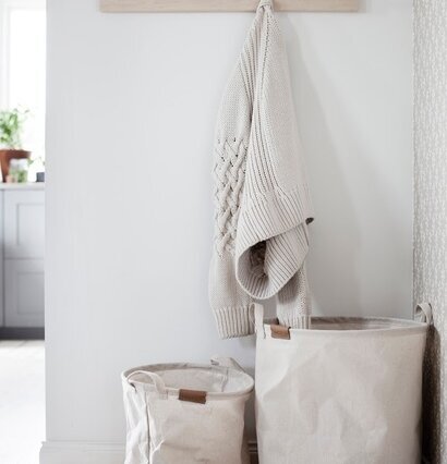 Foto av harmonisk inredning med praktisk tygförvaring