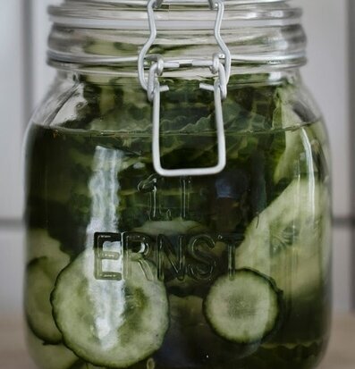 Bild av glasburk med spännlock och inlagda gurkor