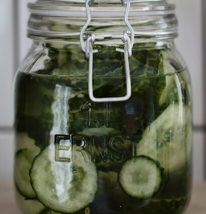 Bild av glasburk med spännlock och inlagda gurkor