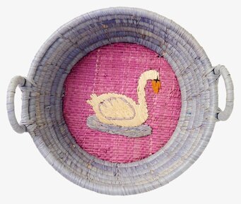 Bild av färgglad raffiakorg med svanmotiv och handtag