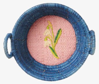 Bild av färgglad minikorg i raffia med snödroppe