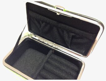 Bild av elegant smyckeskrin med praktisk inredning