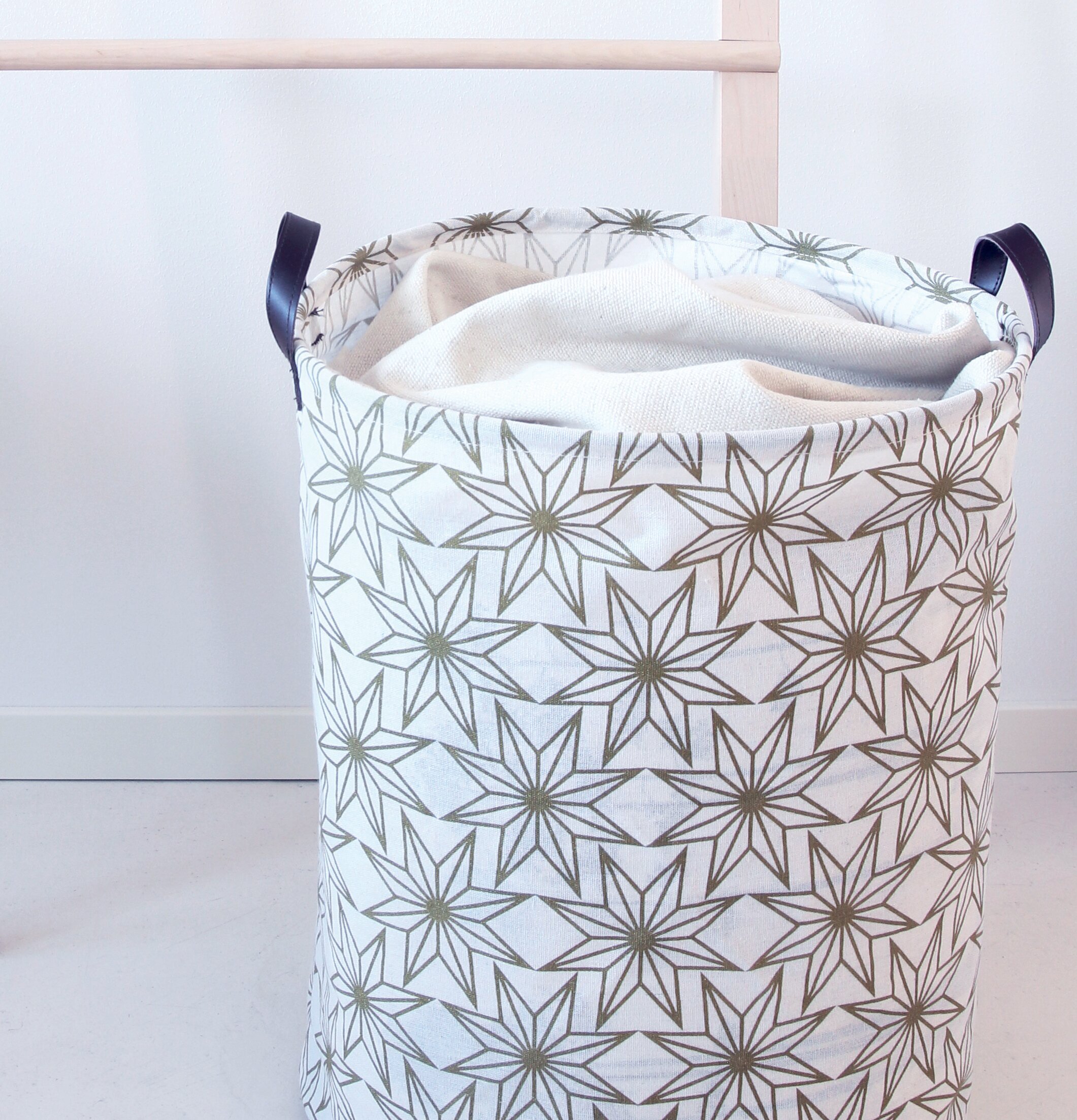 Foto av stor rund korg med stjärnmönster och handtag