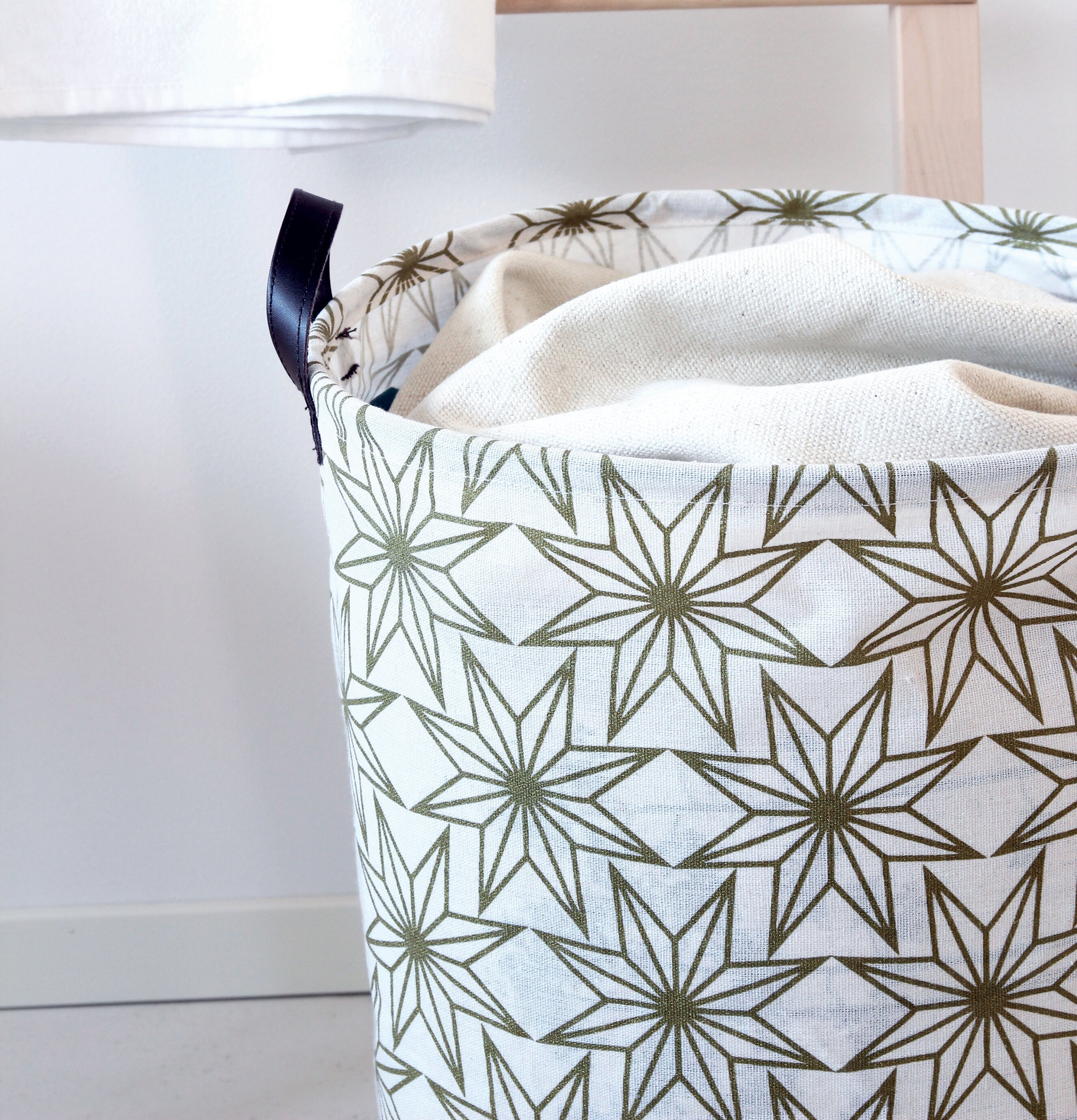 Bild av stilren förvaringskorg med stjärnmönster