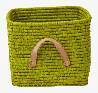 Bild av grön raffiakorg med läderhandtag och vävmönster