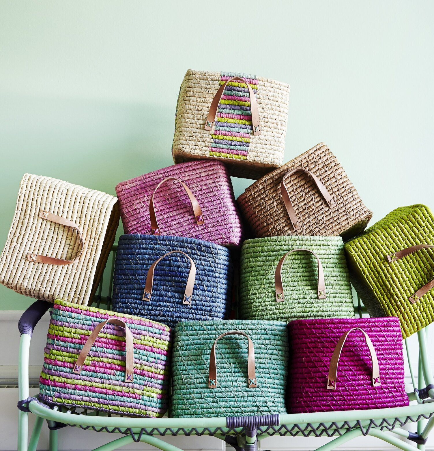 Foto av färgglada raffiakorgar i harmonisk uppställning