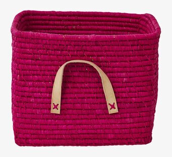 Foto av livfull fuchsiafärgad raffiakorg med handtag