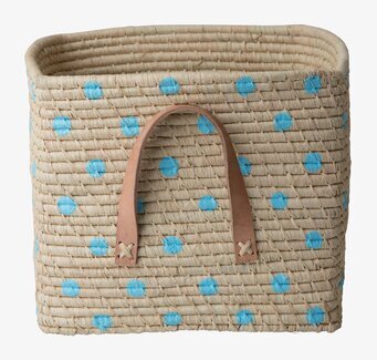 Bild av raffiakorg med blå prickar och läderhandtag