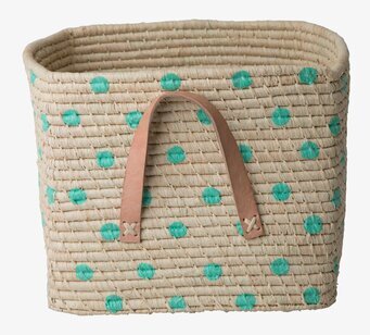 Bild av raffiakorg med gröna prickar och läderhandtag