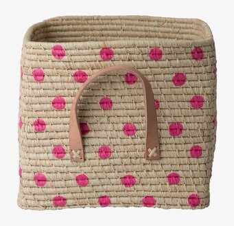 Bild av raffiakorg med fuchsia prickar och läderhandtag