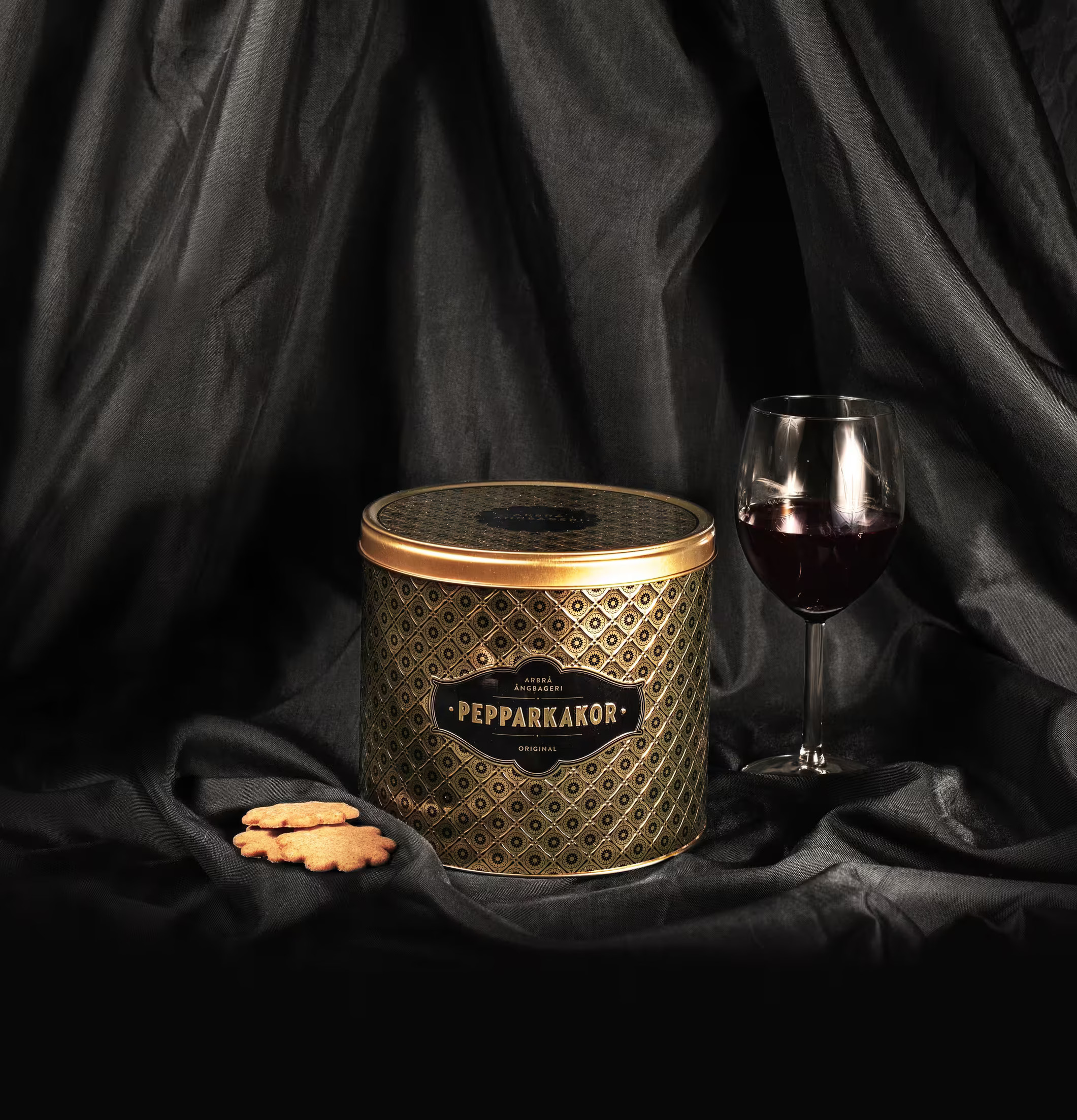 Bild av elegant burk med pepparkakor och vinglas