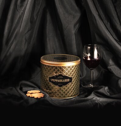 Bild av elegant burk med pepparkakor och vinglas