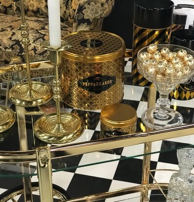 Bild av elegant interiör med lyxiga detaljer i guld