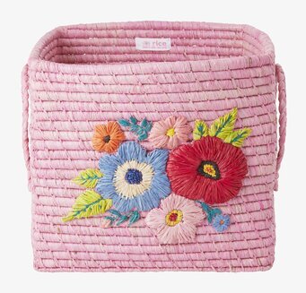 Bild av charmig handgjord förvaringskorg med blommor