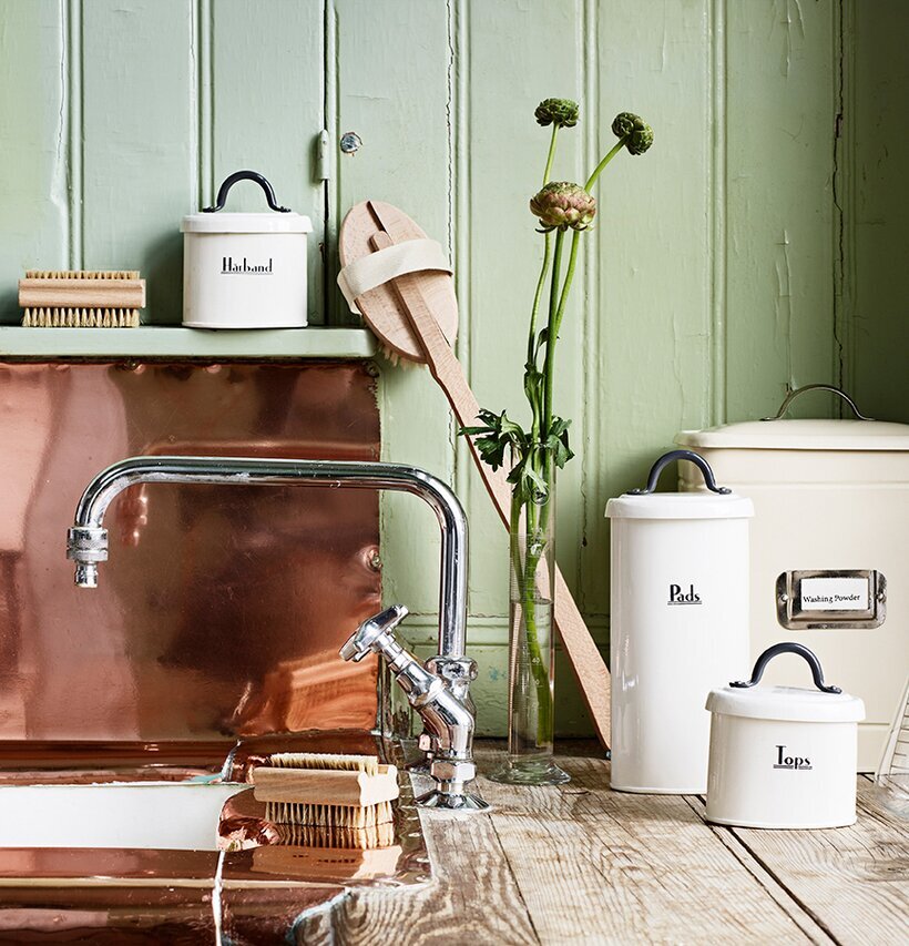 Plåtburk Hårband från Strömshaga i rustik köksmiljö