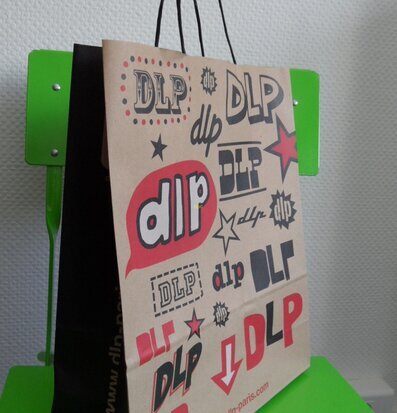 Bild på kreativ presentpåse med retro och modern stil