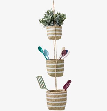 Foto av stilrena och praktiska hängande förvaringskorgar