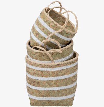 Foto av stilfullt staplade hängande förvaringskorgar