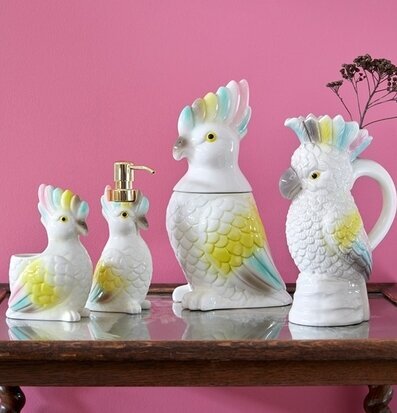 Bild av dekorativa föremål i kakaduainspirerad design