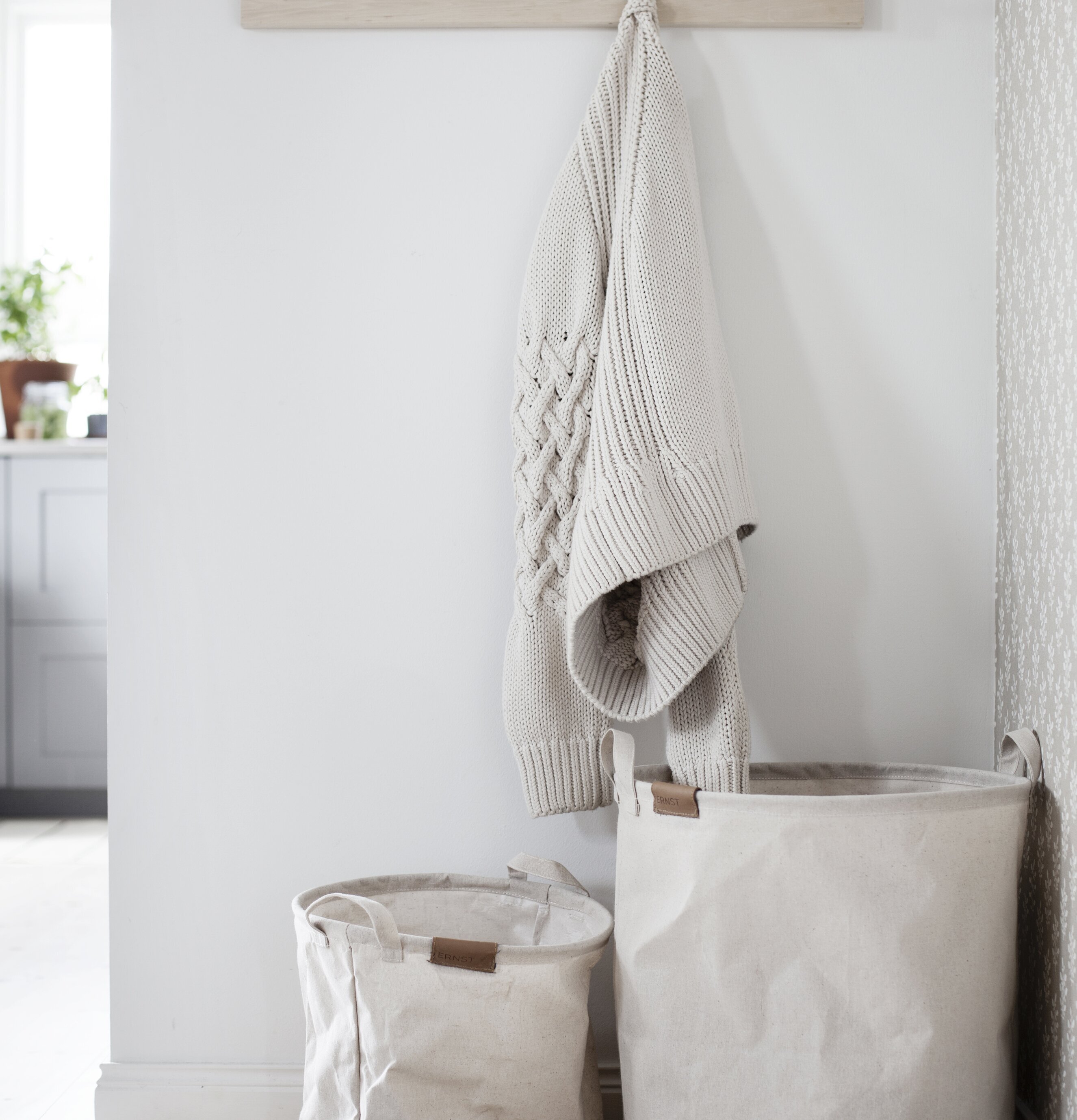 Bild av harmonisk inredning med tygförvaringskorgar