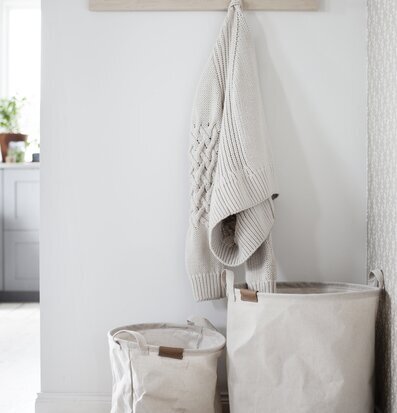 Bild av harmonisk inredning med tygförvaringskorgar