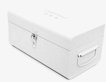 Bild av stilren vit förvaringslåda med metallspänne