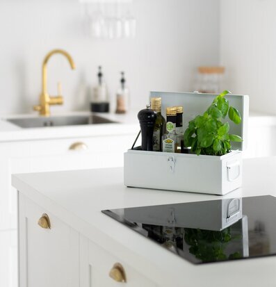 Bild av stilrent kök med elegant förvaringslösning