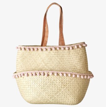 Bild av charmig korg med pom-poms och läderhandtag