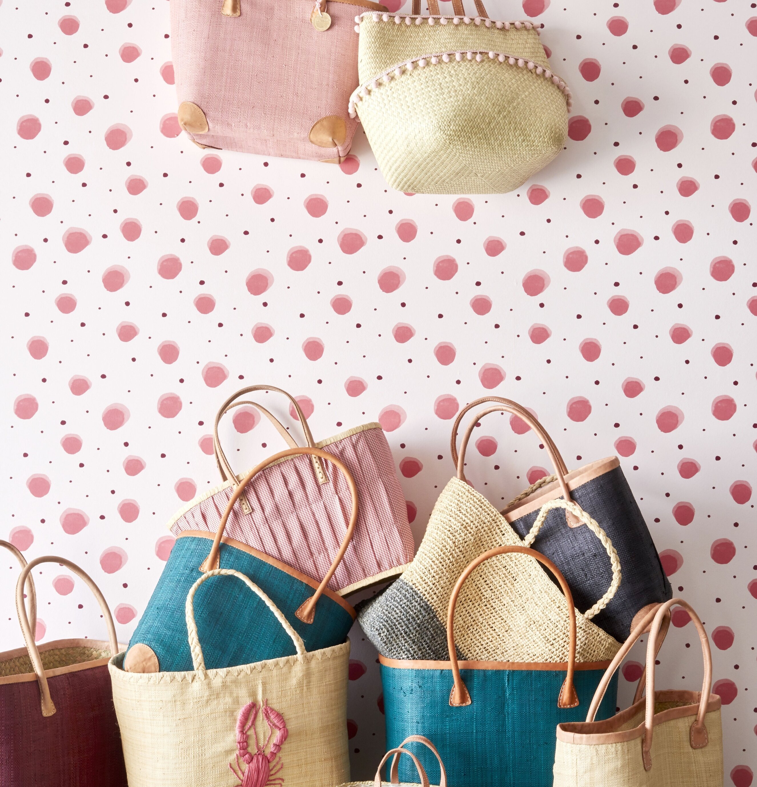 Bild av färgglada korgar och väskor i harmonisk miljö