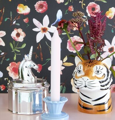 Bild av stilfullt dekorerat hem med eleganta detaljer