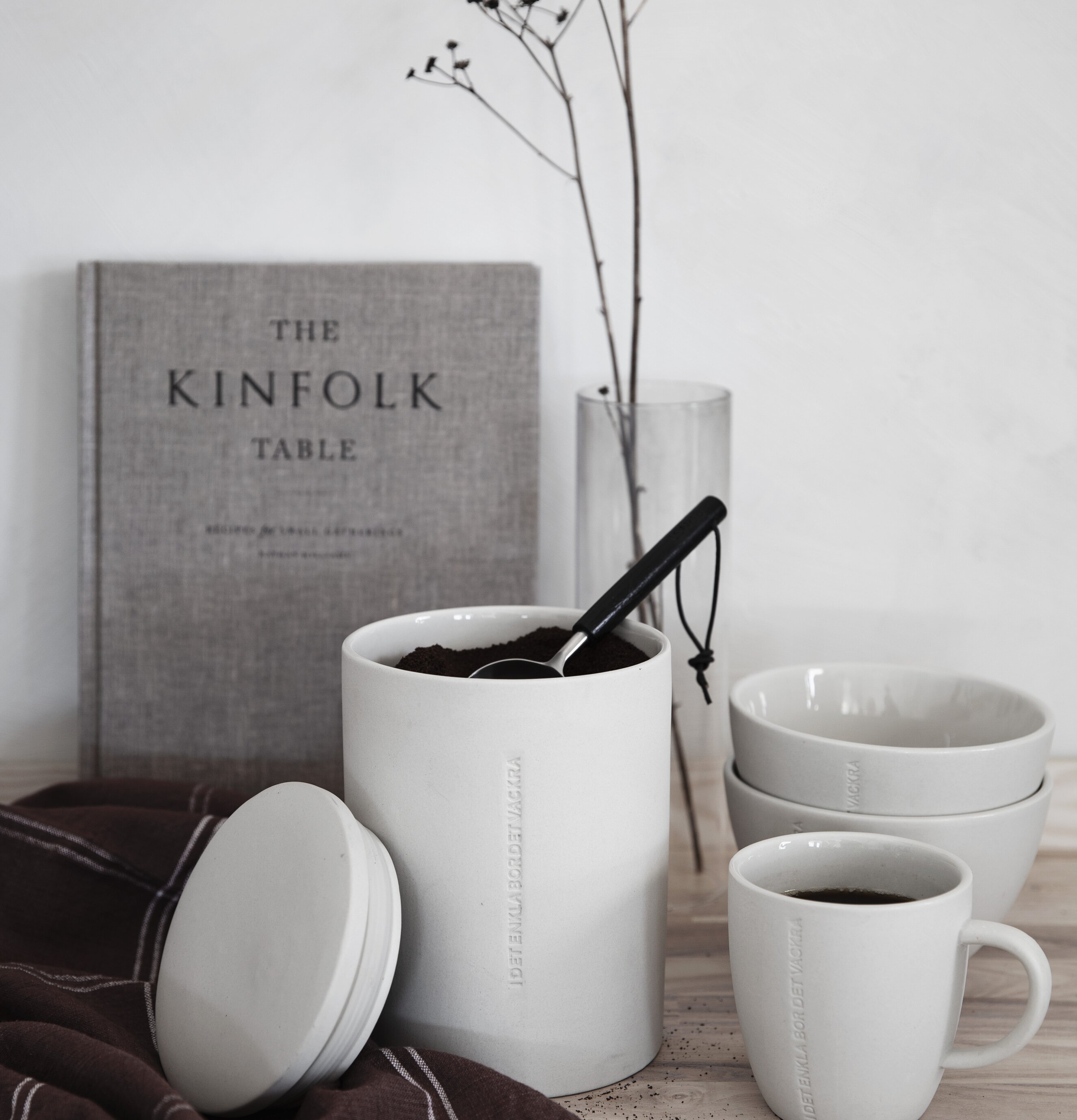 Bild av stilrent köksarrangemang med förvaringsburk