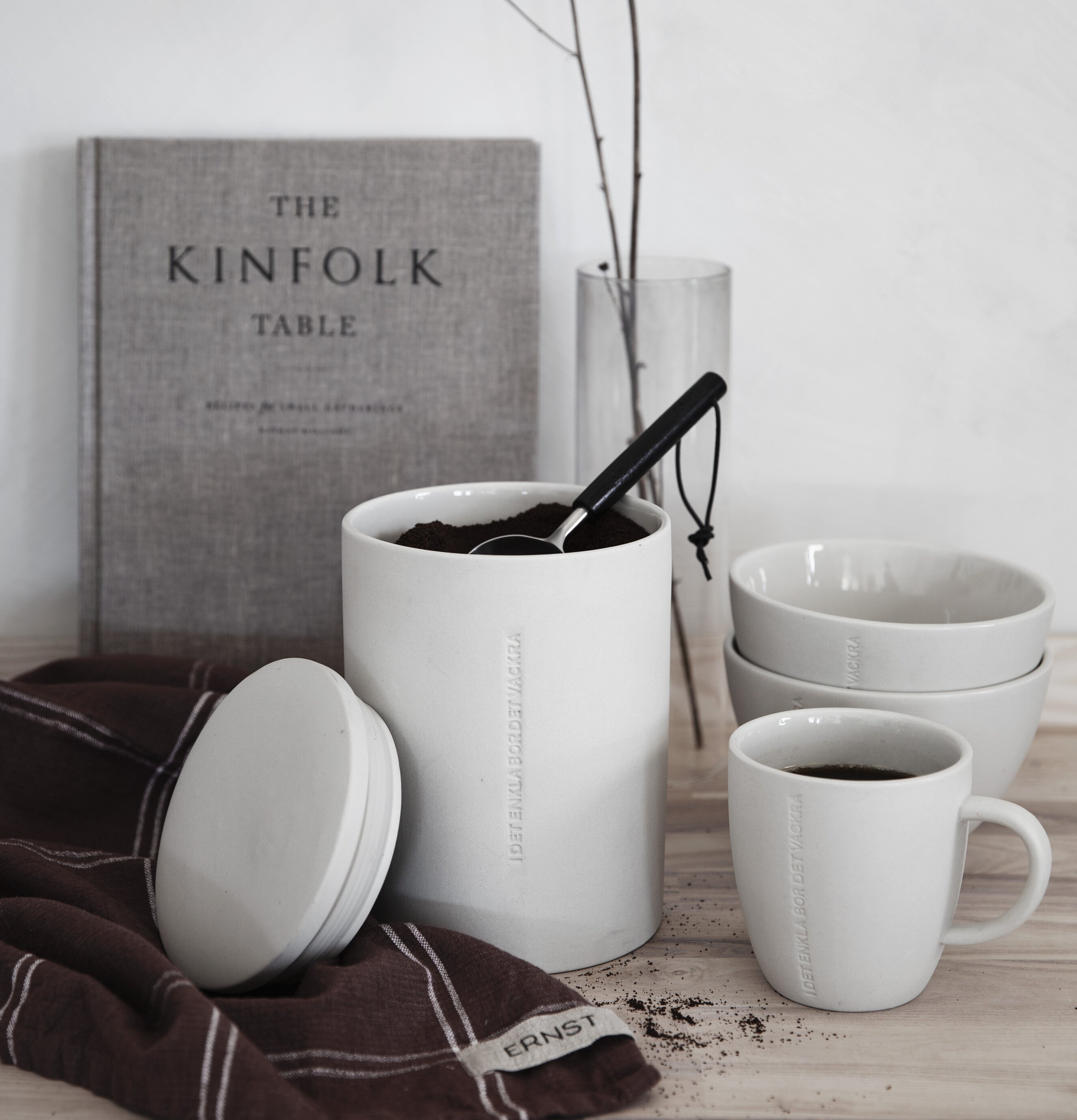 Förvaringsburk Vit från Ernst på träyta med kökstillbehör