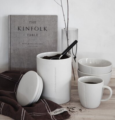 Bild av stilren köksinredning med eleganta detaljer