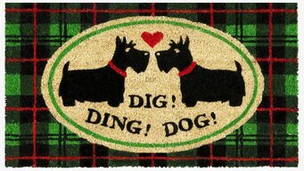 Foto av färgglad dörrmatta med hundmotiv och tartanmönster
