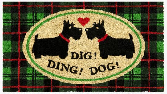 Foto av färgglad dörrmatta med hundmotiv och tartanmönster