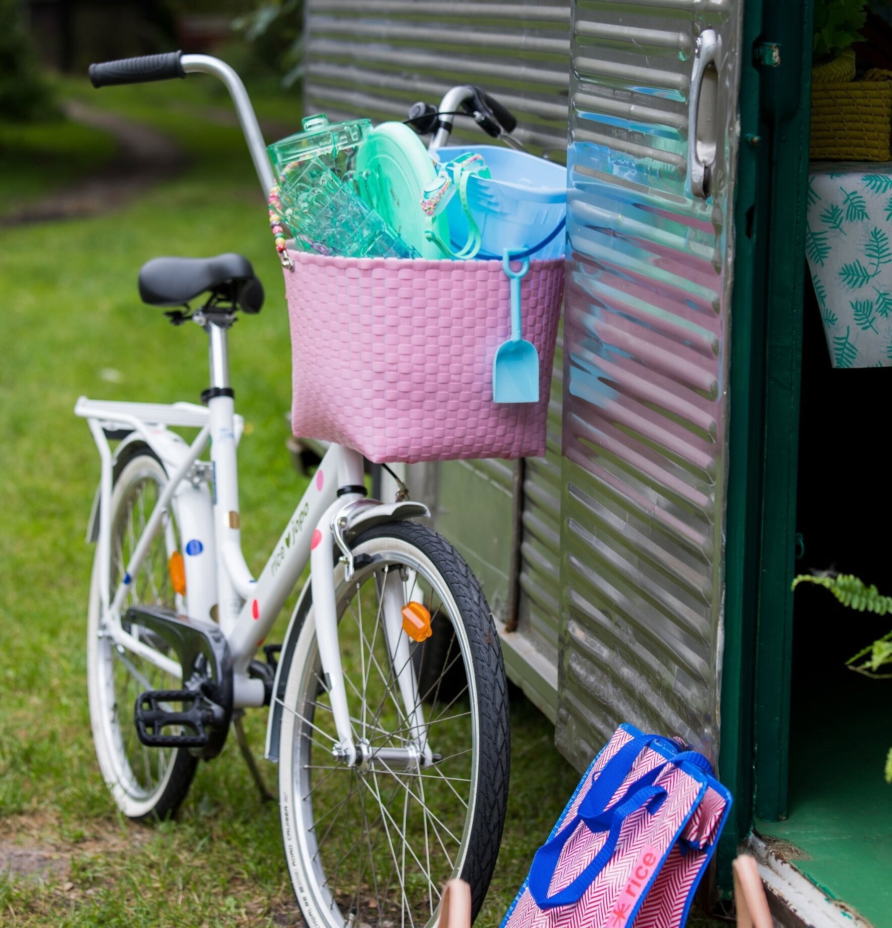 Cykelkorg Junior Rosa från Rice monterad på en vit cykel