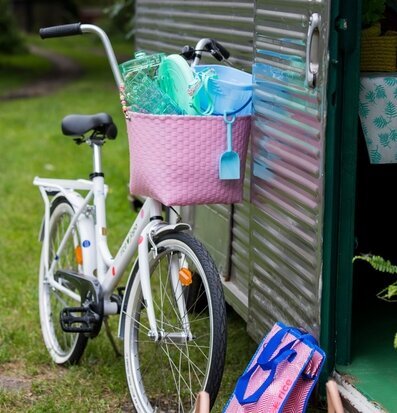 Bild av somrig cykel med rosa korg och tillbehör