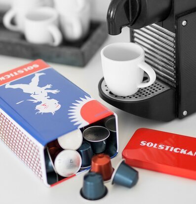 Plåtburk Kaffe Original från Solstickan på köksbänk