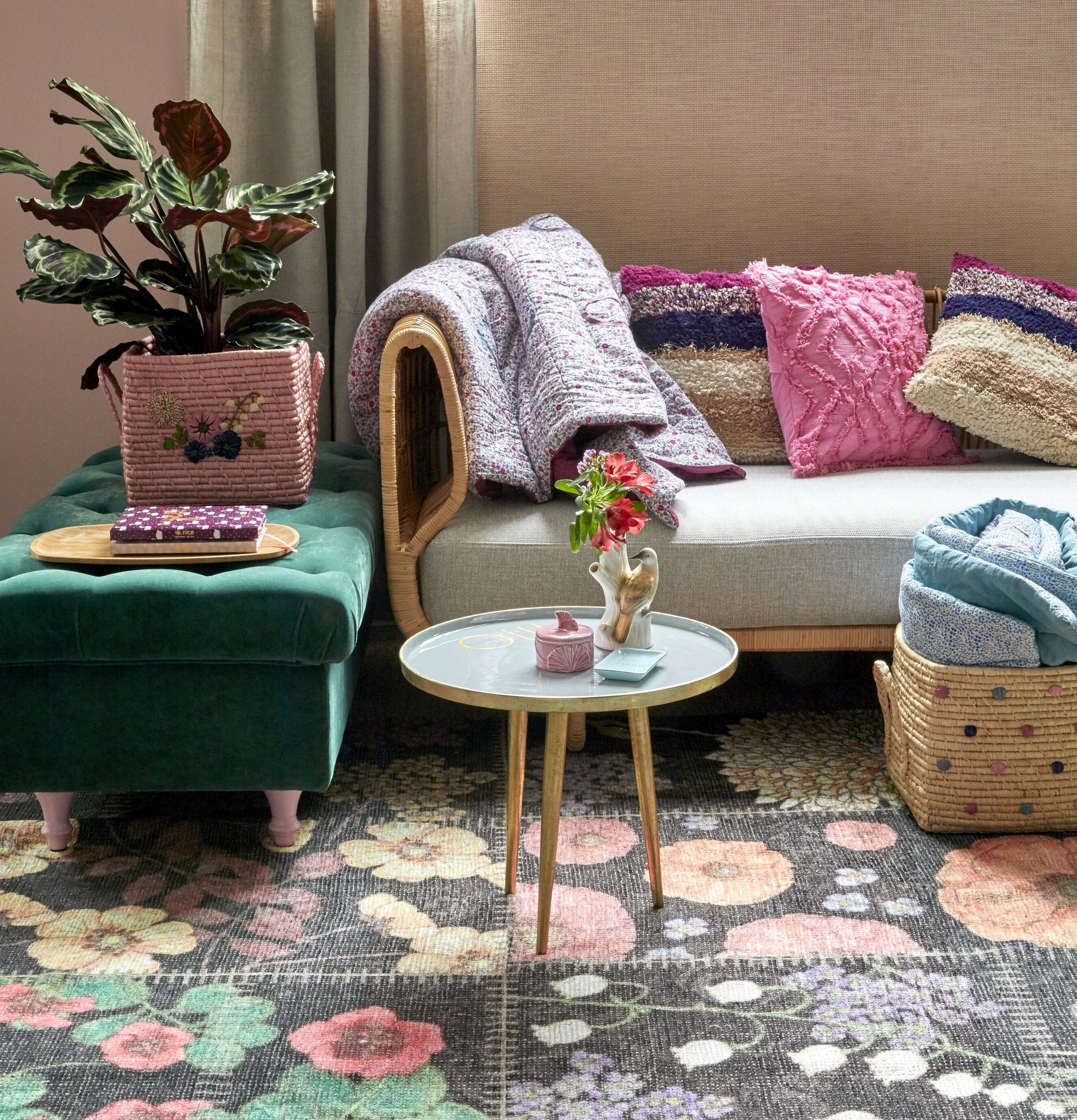 Bild av smakfullt inrett vardagsrum med naturliga toner