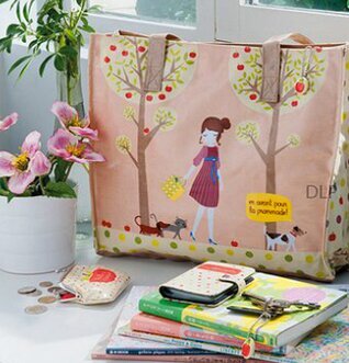 Bild av charmig handväska i ljus och kreativ miljö