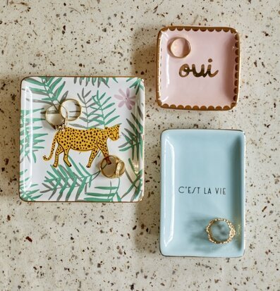 Bild av dekorativa smyckesbrickor i olika färger