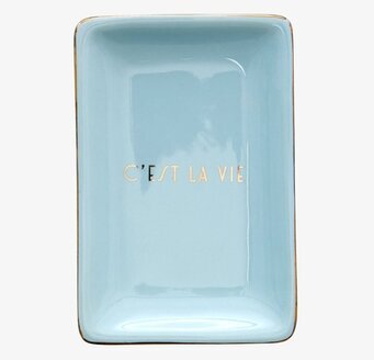 Foto av stilrent smyckesfat med gyllene detaljer