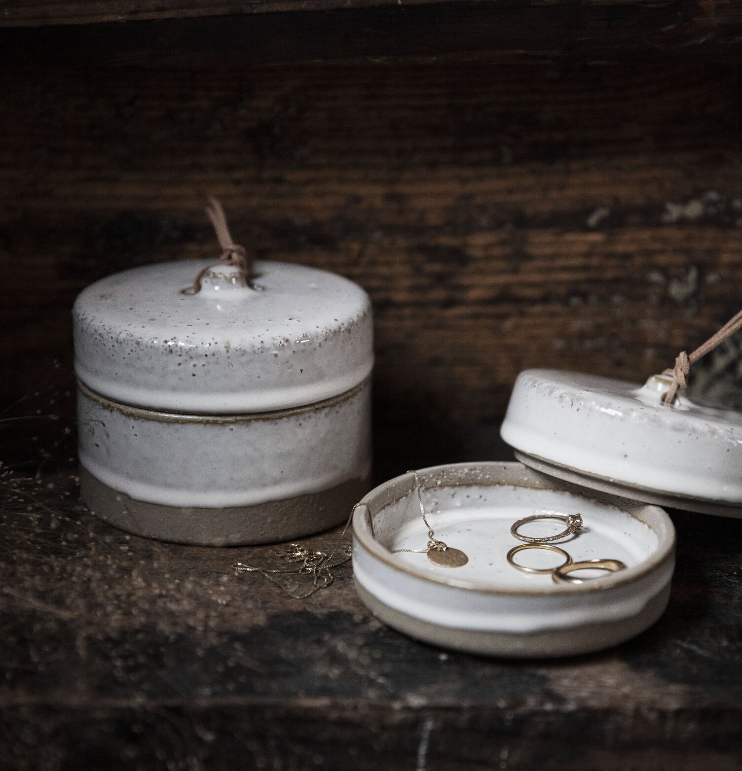 Bild av stengodsask - estetik och funktionalitet