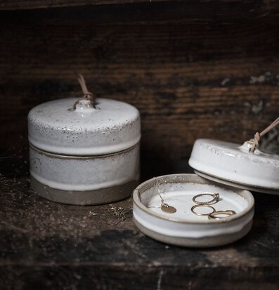 Bild av stengodsask - estetik och funktionalitet