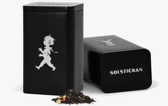 Plåtburk Te Svart från Solstickan med präglad pojke