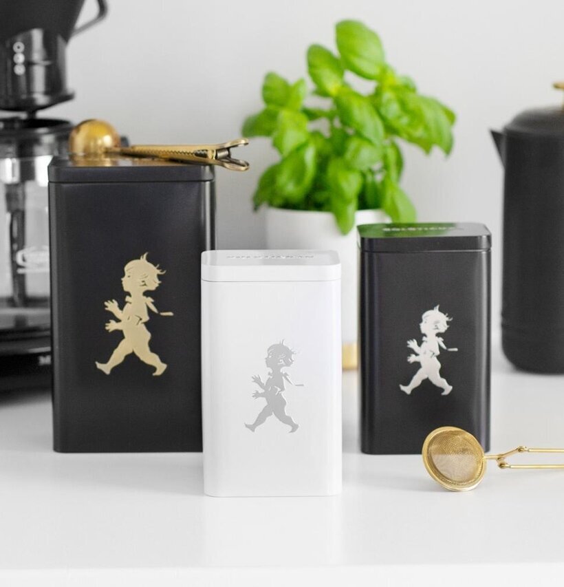 Plåtburk Te Svart från Solstickan på köksbänk med växt