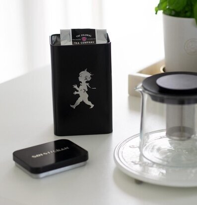 Plåtburk Te Svart från Solstickan med elegant design