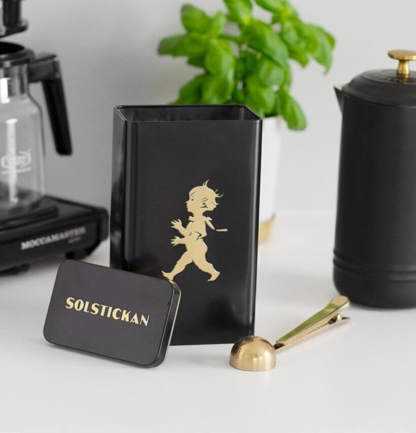 Plåtburk Kaffe Svart/Guld från Solstickan i köksmiljö