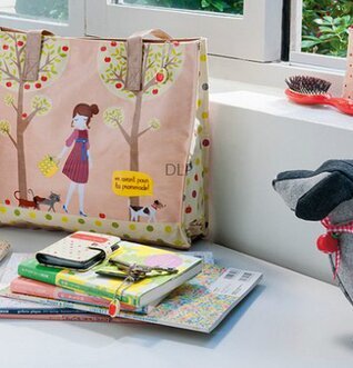 Bild av stilfull handväska i harmoniskt och ljust rum